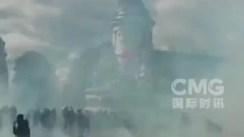 国安胜利时刻孔特激动展示球迷海报，海米提点赞：这一款太受欢迎了